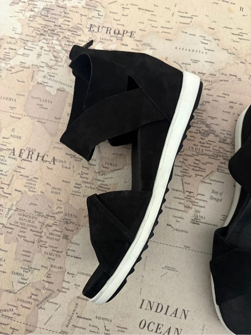 EILEEN FISHER Viv Tumbled Nubuck Wedge Sandal Size 9 NWOB Black